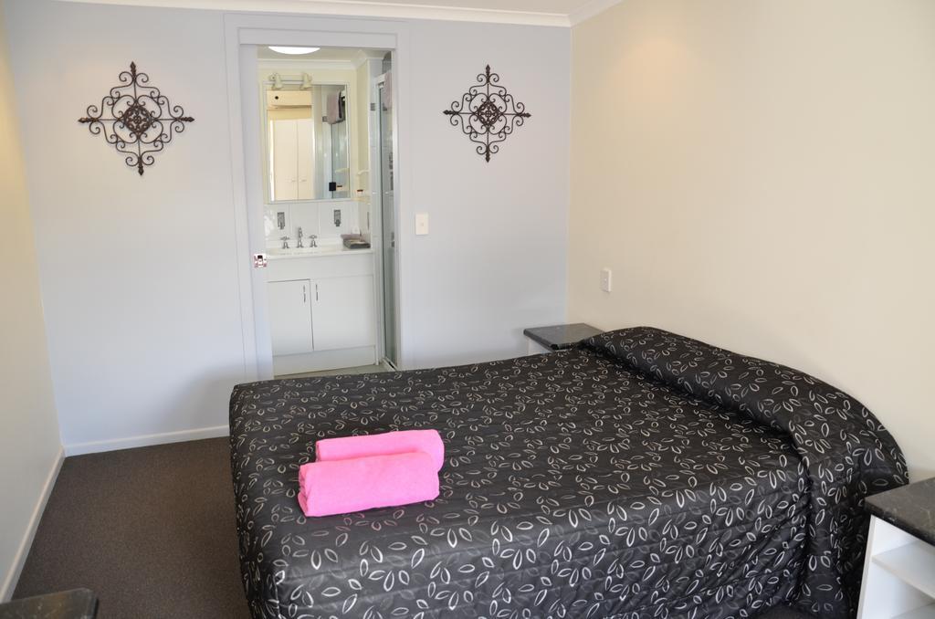 Warwick Motor Inn Værelse billede